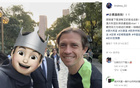 網(wǎng)友杭州偶遇古德溫，獲簽“雷速球王”合影